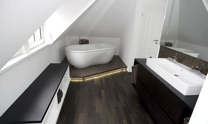 front_fliesen-design-luxus-bad-holzboden-mosaik_04